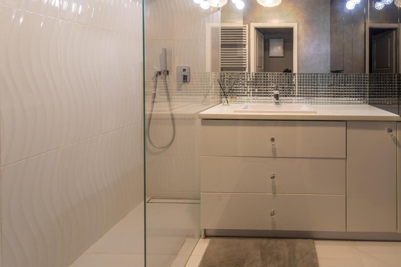 Kierbedzia 6 - Bezplatny Podziemny Parking - Free Parking - Piekny Ogrodek Z Tarasem - 2Km Lazienki Krolewskie - Wifi - Smart Tv 50 Cali - Good Apartments Varsó Kültér fotó