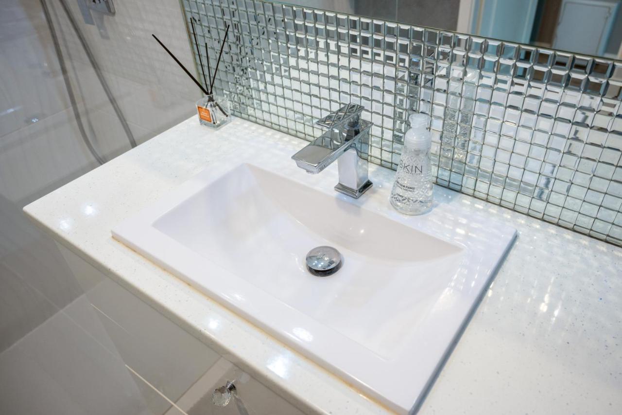 Kierbedzia 6 - Bezplatny Podziemny Parking - Free Parking - Piekny Ogrodek Z Tarasem - 2Km Lazienki Krolewskie - Wifi - Smart Tv 50 Cali - Good Apartments Varsó Kültér fotó