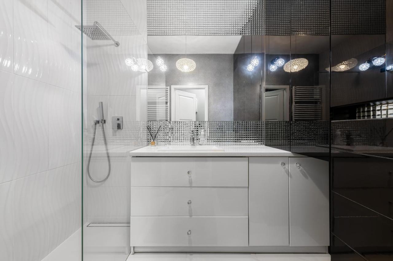 Kierbedzia 6 - Bezplatny Podziemny Parking - Free Parking - Piekny Ogrodek Z Tarasem - 2Km Lazienki Krolewskie - Wifi - Smart Tv 50 Cali - Good Apartments Varsó Kültér fotó